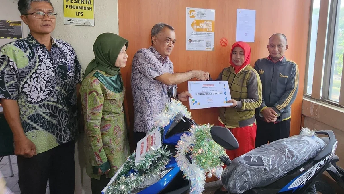 Iin Rosmawati, warga Mundu Pesisir, Kecamatan Mundu, Kabupaten Cirebon menerima hadiah motor.