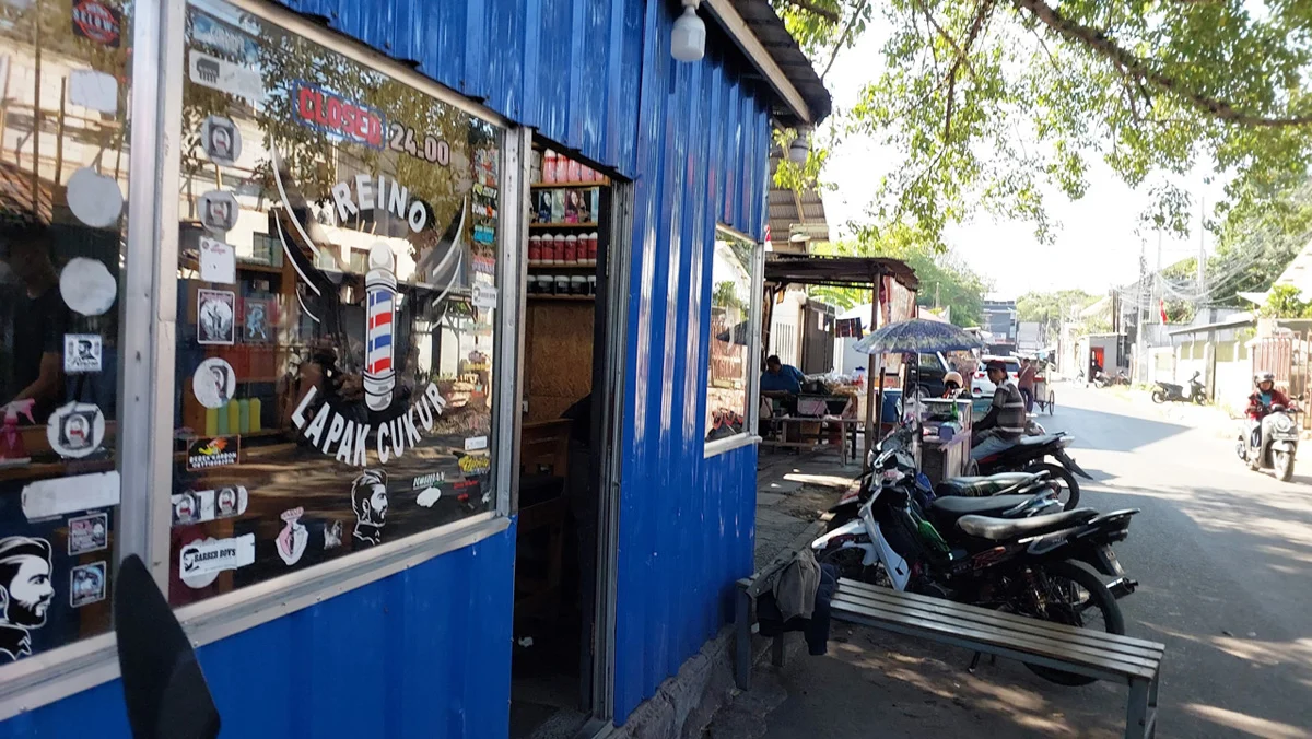 Salah satu tempat tukang cukur di Jalan Pegajahan, Kota Cirebon.