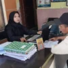 Perangkat Desa Ambulu tengah memberikan kepada warganya. Desa yang berbatasan dengan Jawa Tengah itu sudah men