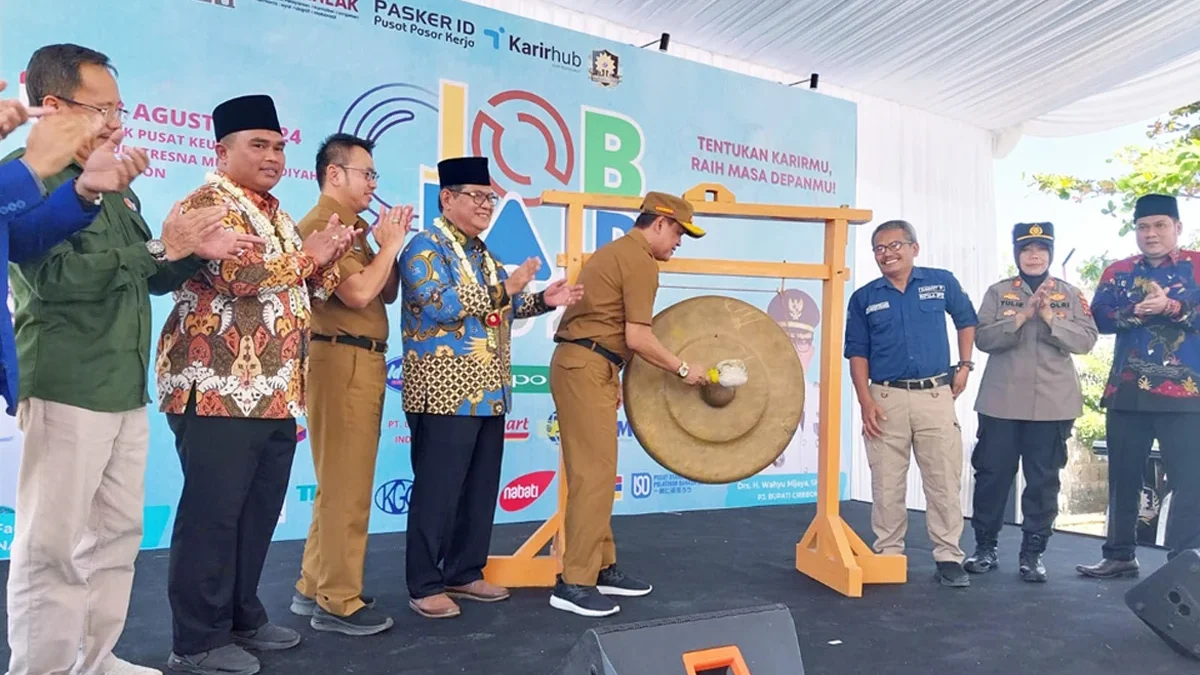 Sekretaris Daerah (Sekda) Kabupaten Cirebon Dr H Hilmy Rivai MPd membuka job fair di SMK Budi Tresna Muhammadi