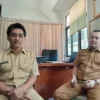 Kabid Linjamsos Dinas Sosial Kabupaten Cirebon dr Edi Junaedi MM (kiri) saat memberikan penjelasan terkait dat