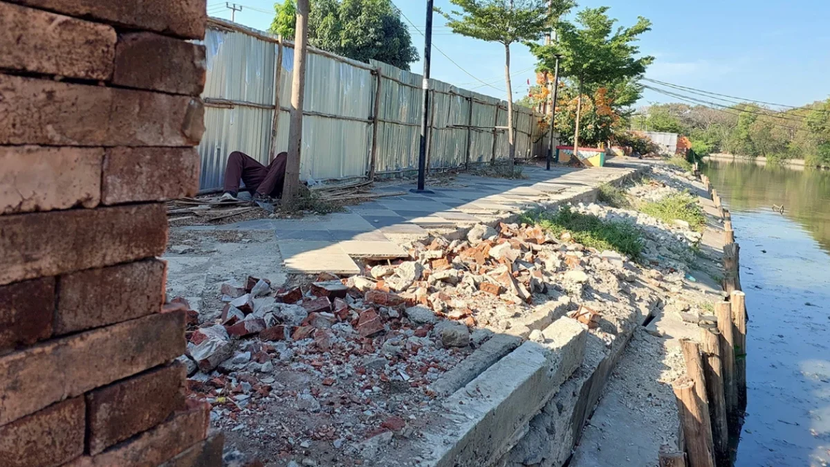 Kondisi Kawasan pedestrian di bantaran Sungai Sukalila, Jalan Nelayan, Kota Cirebon, pada Rabu (21/8).