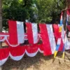 Bendera merah putih dan pernak pernik lainnya dijual di Jalan Brigjend Dharsono, Kota Cirebon, Selasa (6/8).