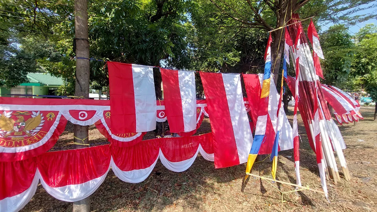 Bendera merah putih dan pernak pernik lainnya dijual di Jalan Brigjend Dharsono, Kota Cirebon, Selasa (6/8).