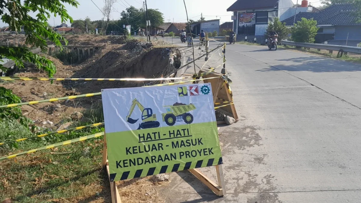 Tebing Sungai Cisanggarung di Desa Kalibuntu Kecamatan Pabedilan