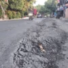 Baru diperbaiki dua bulan lalu, ruas Jalan Kenanga-Plumbon terlihat bergelombang dan terkelupas, kemarin.