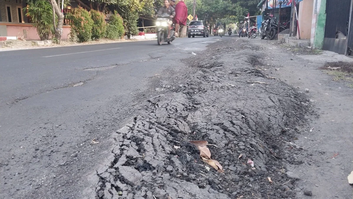 Baru diperbaiki dua bulan lalu, ruas Jalan Kenanga-Plumbon terlihat bergelombang dan terkelupas, kemarin.