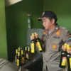 Petugas Satpol PP Kabupaten Cirebon melakukan razia minuman keras di sejumlah titik di Kecamatan Arjawinangun