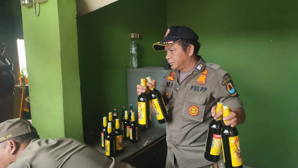 Petugas Satpol PP Kabupaten Cirebon melakukan razia minuman keras di sejumlah titik di Kecamatan Arjawinangun