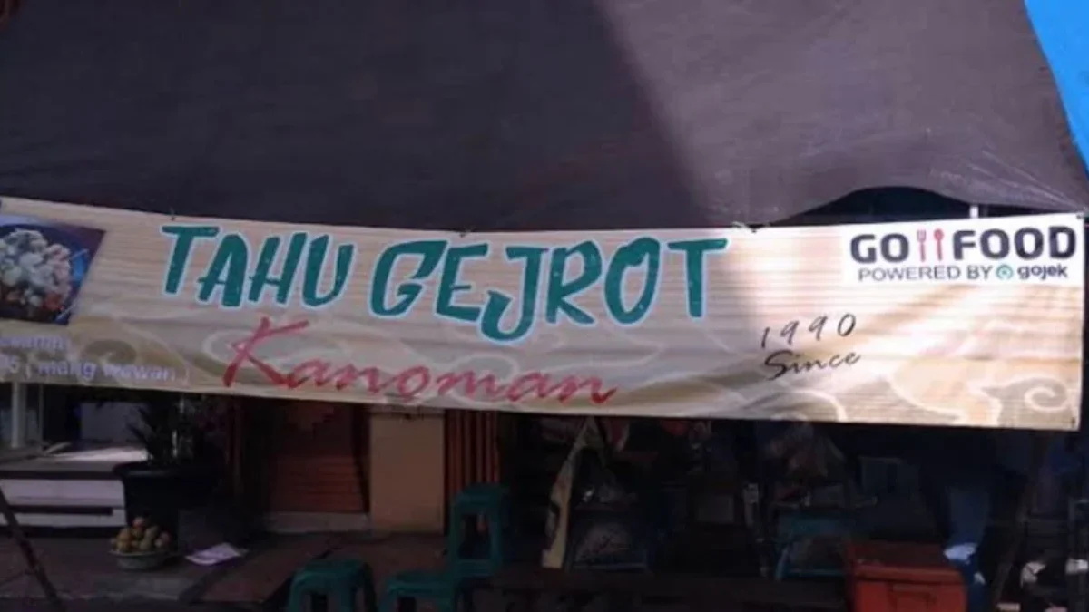 Tahu Gejrot Kanoman : kuliner legendaris berdiri sejak tahun 1990.