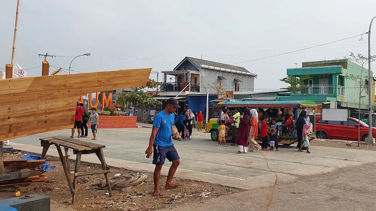 Masyarakat, khususnya di wilayah pesisir Kota Cirebon, agar selalu siaga dan memantau perkembangan informasi d