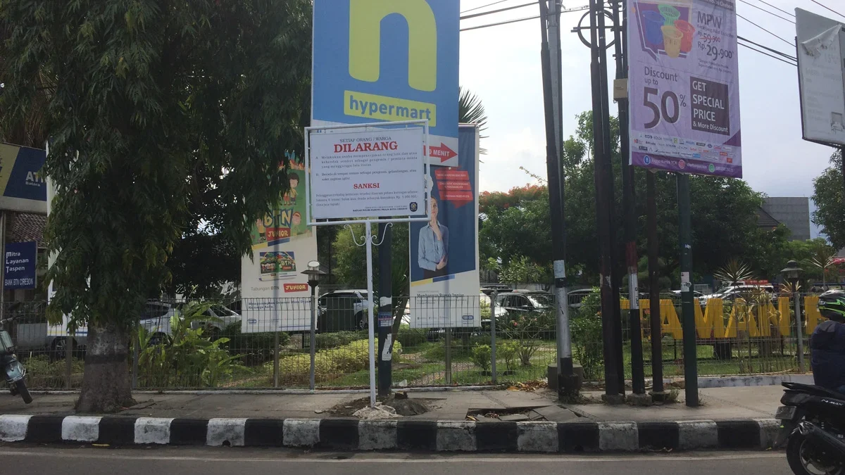 Sanksi denda bagi setiap orang yang memberi imbalan kepada pengemis atau pengamen di lampu merah