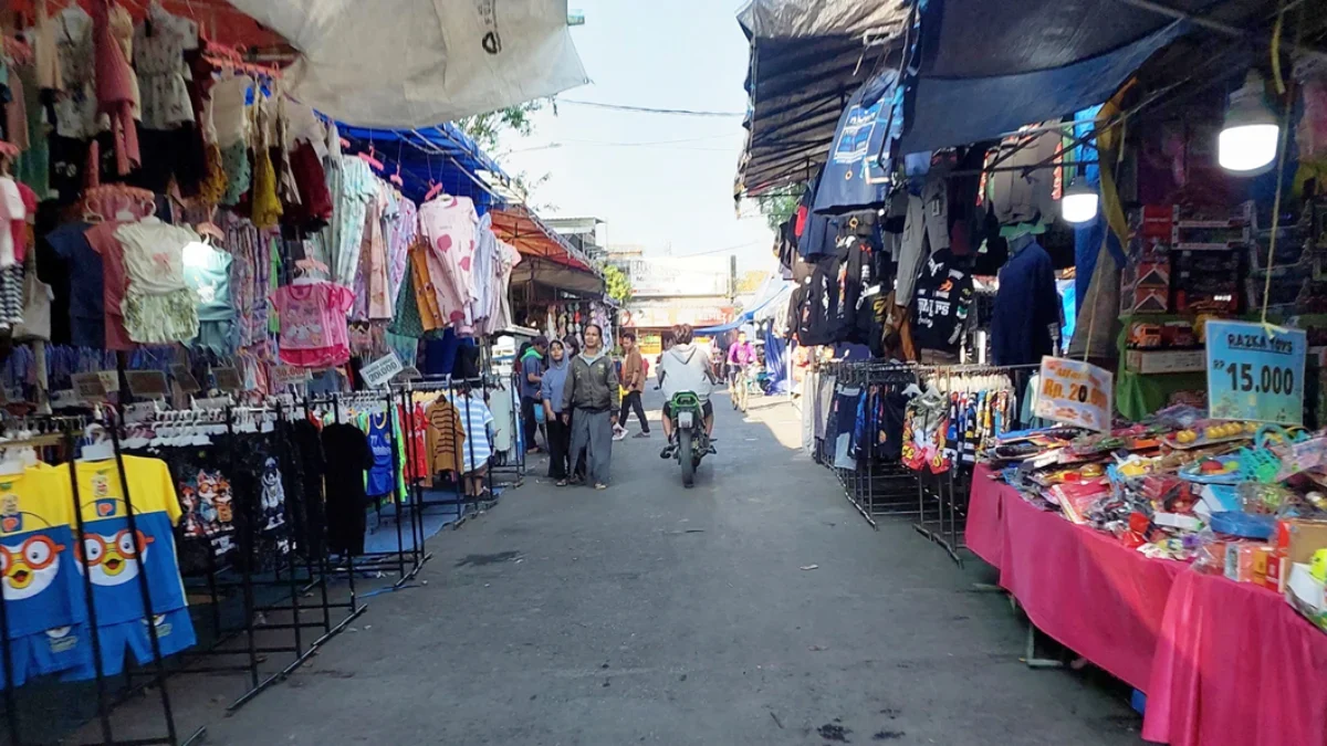 Pasar Rakyat Muludan di area Keraton Kasepuhan Cirebon, Minggu (26/8).