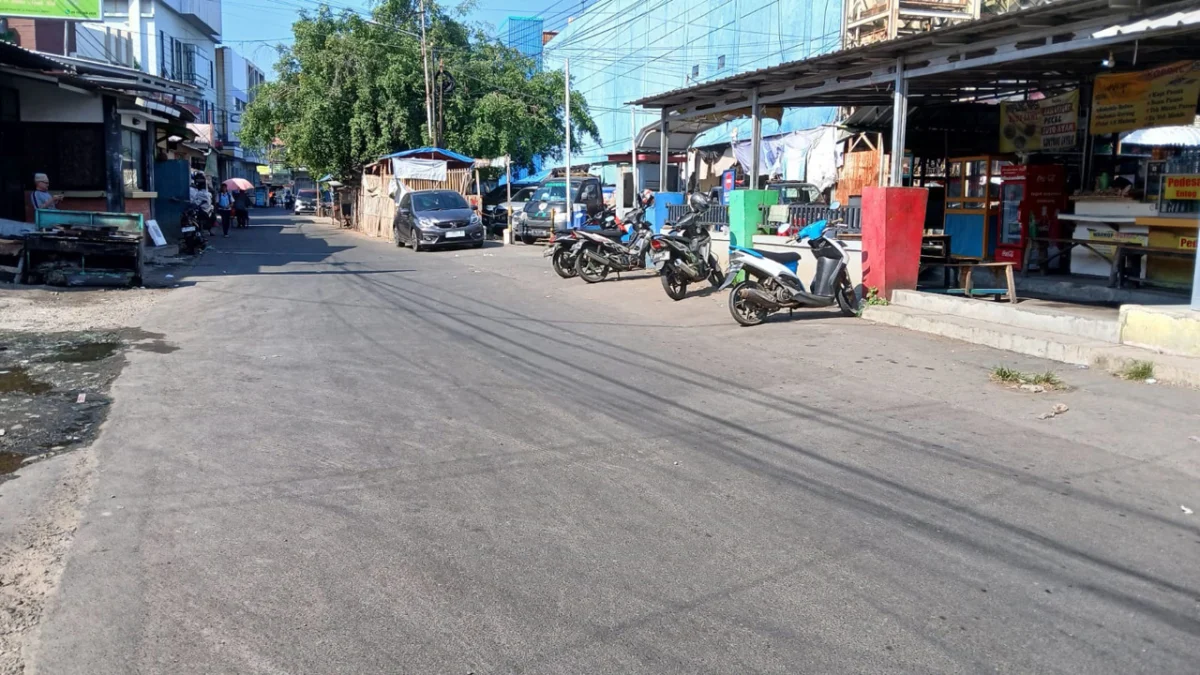 Jalan Pamitran yang kerap dijadikan berjualan pedagang lemprakan pasar tumpah di luar area Pasar Pagi.