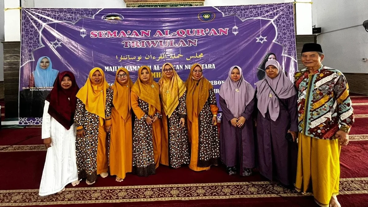 Para pengurus dan panitia semaan MHQN Kabupaten Cirebon foto bersama usai kegiatan, Minggu (4/8).