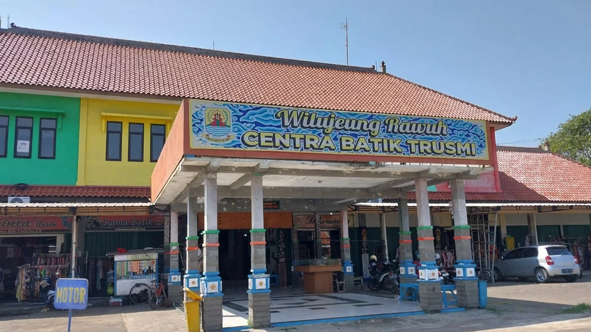 Sebagain kios di Centra Batik Trusmi tutup karena sepi pengunjung, akhir pekan kemarin.