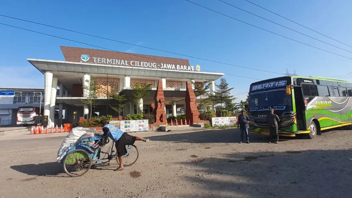 Sejumlah bus parkir di terminal Ciledug.