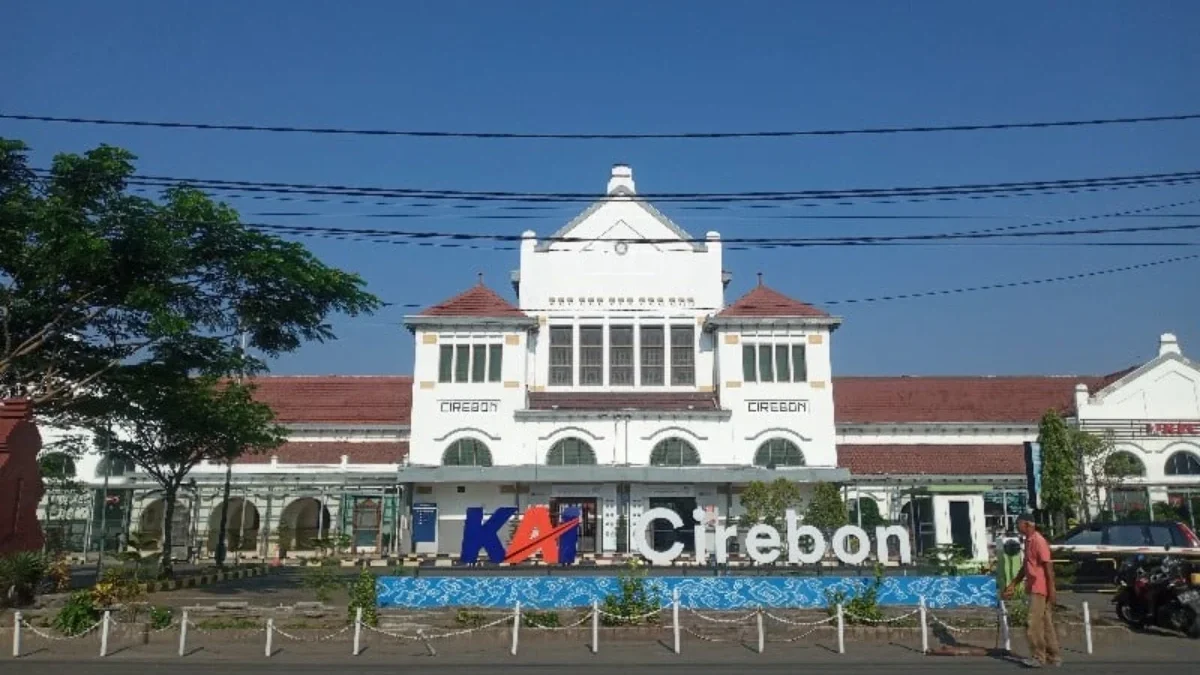 Stasiun Cirebon dan Cirebon Prujakan : Dua Pintu Masuk Utama Kota Udang yang Berbeda