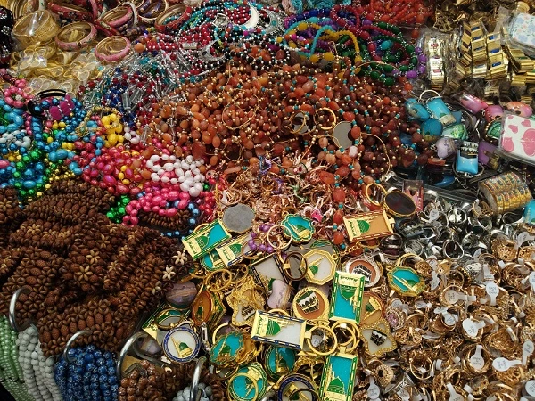 Oleh-Oleh Umroh yang Bermanfaat: Lebih dari Sekadar Kenang-kenangan Oleh-Oleh Umroh yang Bermanfaat: Lebih dari Sekadar Kenang-kenangan