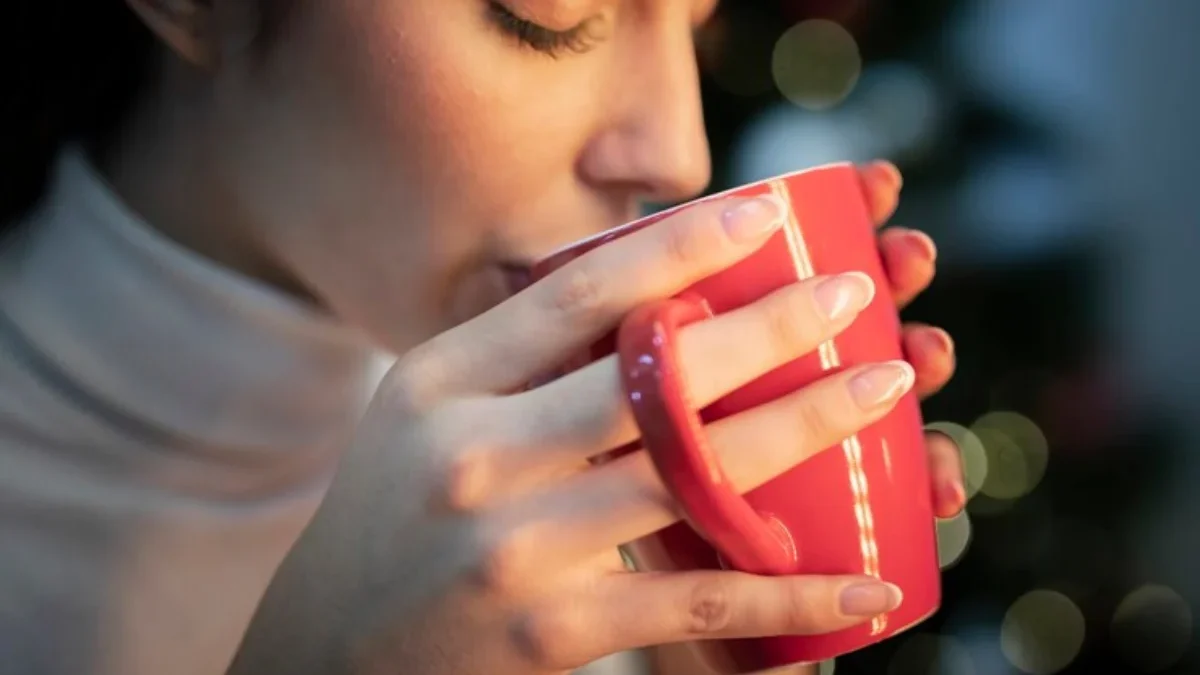 Minum air hangat di pagi hari memang tampaknya merupakan kebiasaan yang sederhana, namun manfaatnya sangat bes