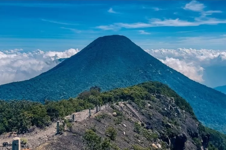 Gunung di jawa barat 2000 mdpl