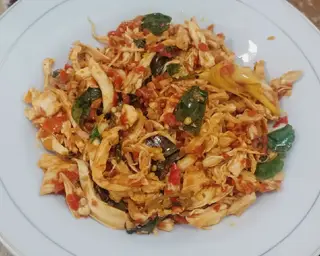 Menu Buka Puasa Praktis 2025, Ayam Suwir Pedas Daun Jeruk