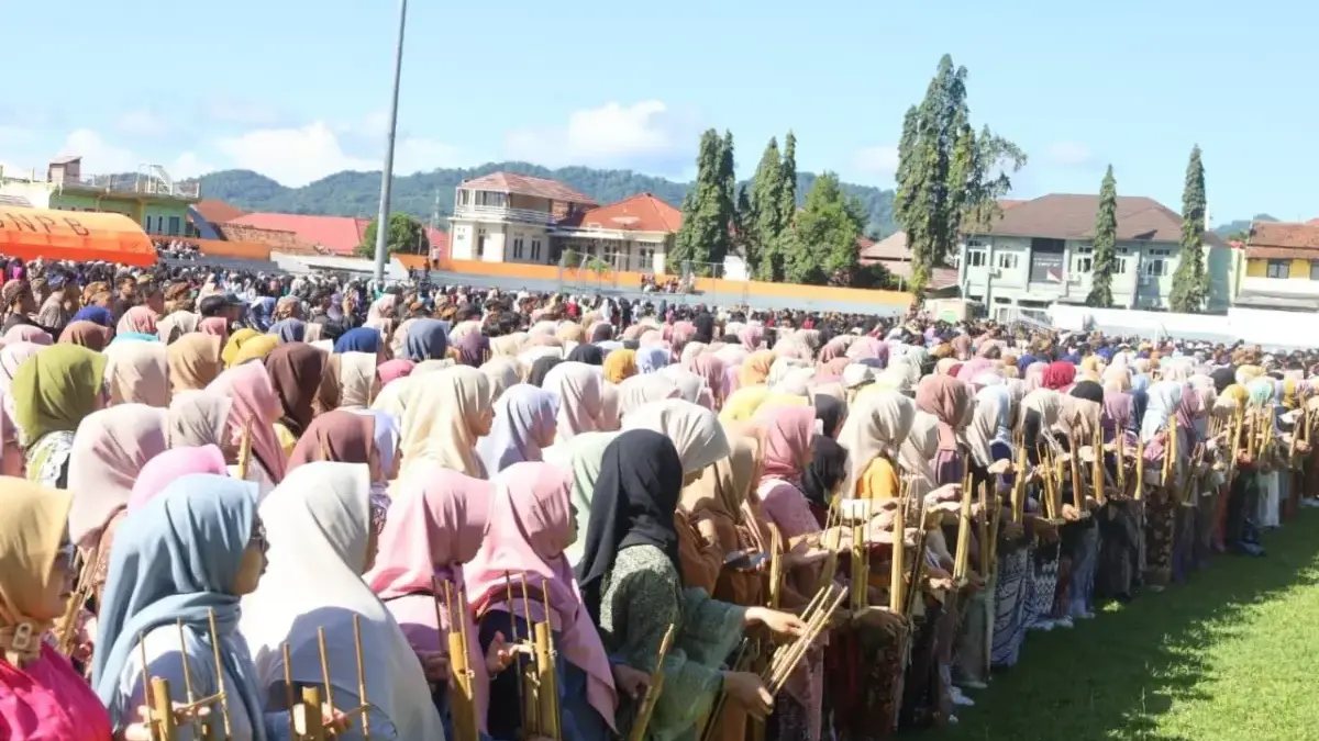 Pertunjukan angklung kolosal di Kabupaten Kuningan