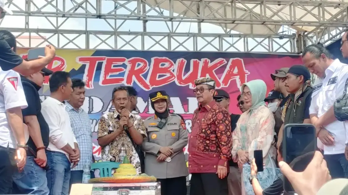 bupati cirebon pastikan jalan rusak beres tahun ini