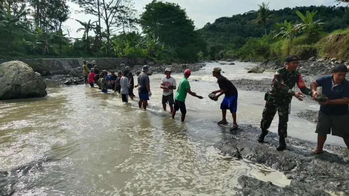 bronjong penahan tebing di Desa Cijemit