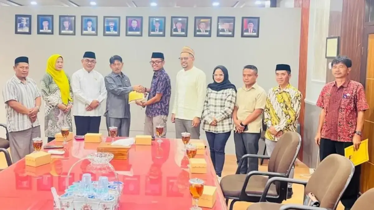 KPU Kuningan Serahkan Berkas PAW