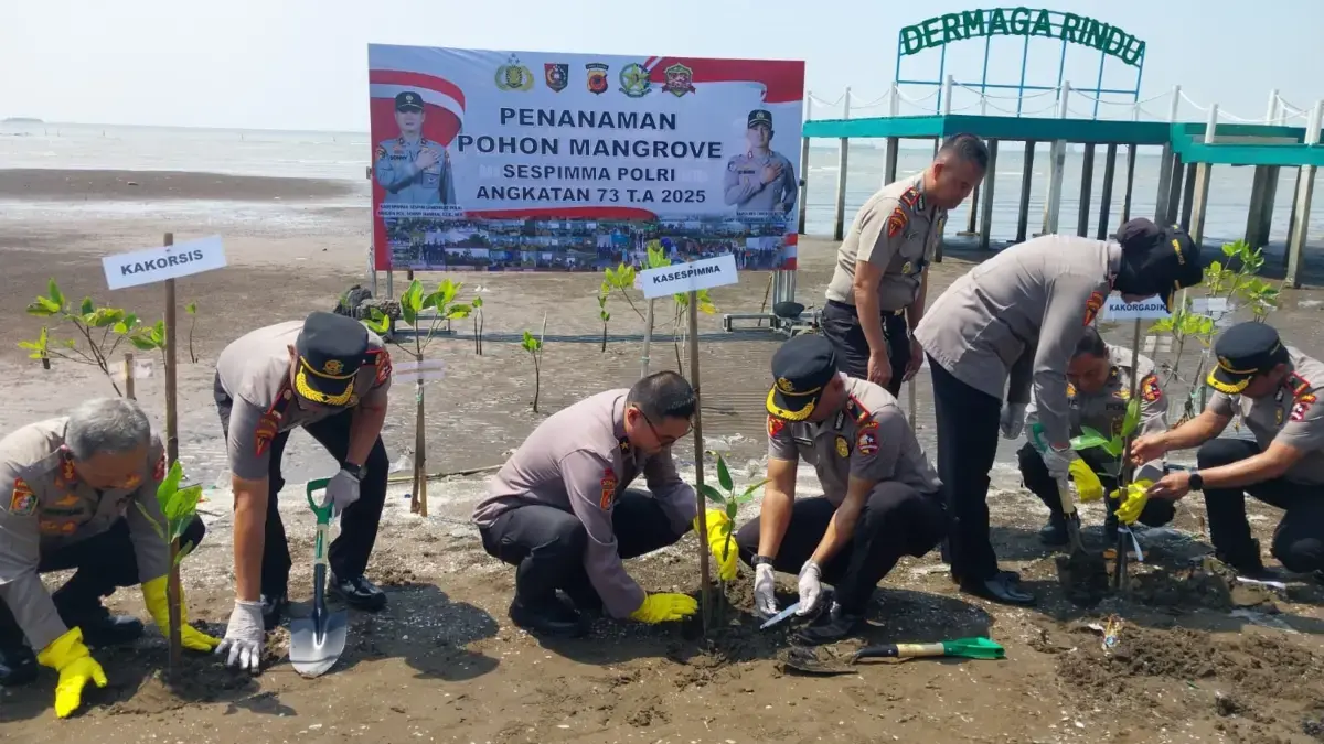 Brigjen Pol Sonny Irawan menanam Mangrove