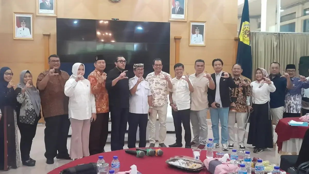Bupati Cirebon dan Sekda Rapat dengan DPRD