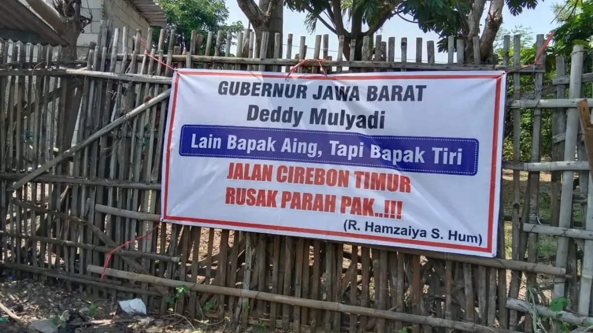 spanduk kritikan sambut kdm di cirebon