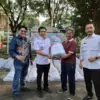 Penyerahkan bibit ikan nila kepada perwakilan pokdakan