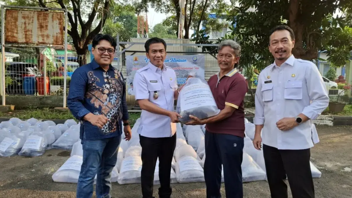 Penyerahkan bibit ikan nila kepada perwakilan pokdakan