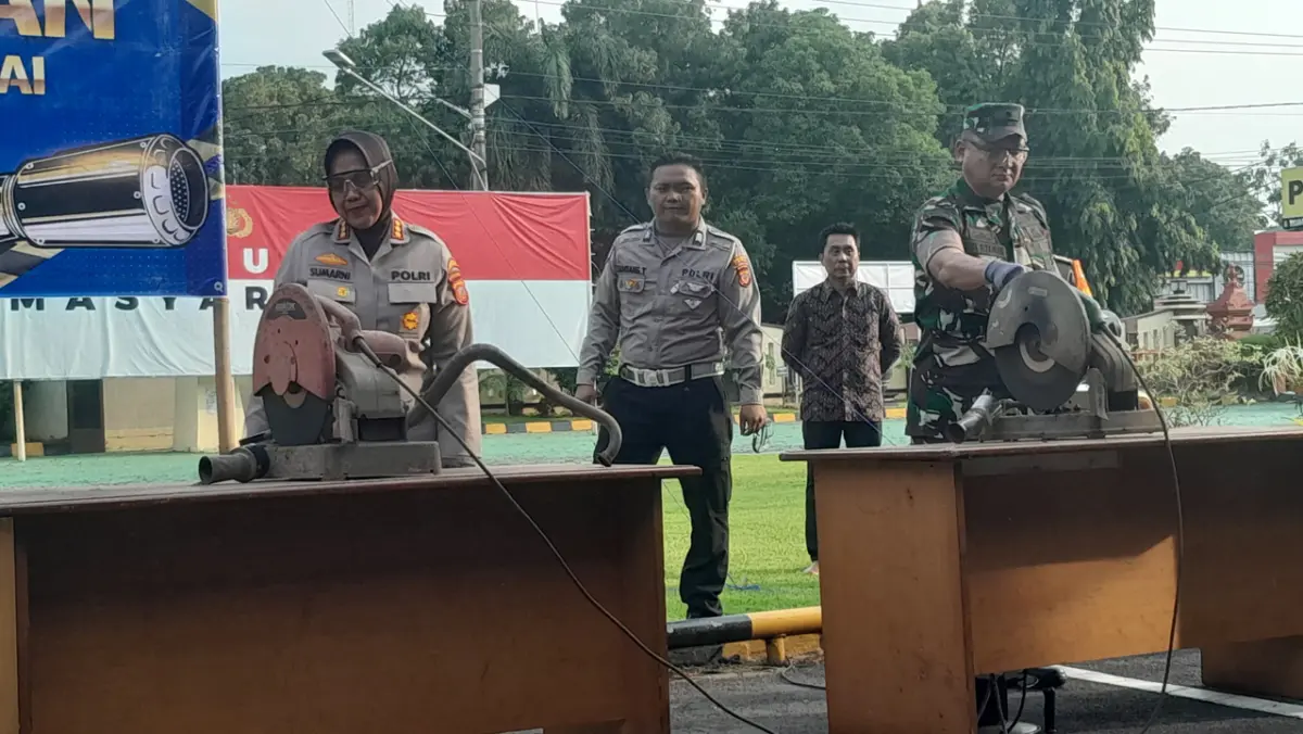 Polresta Cirebon Musnahkan Ribuan Knalpot Brong, Kombes Sumarni: Sebagian akan Dijadikan Monumen Pemusnahkan knalpot brong
