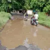 Jalan rusak menuju perumahan