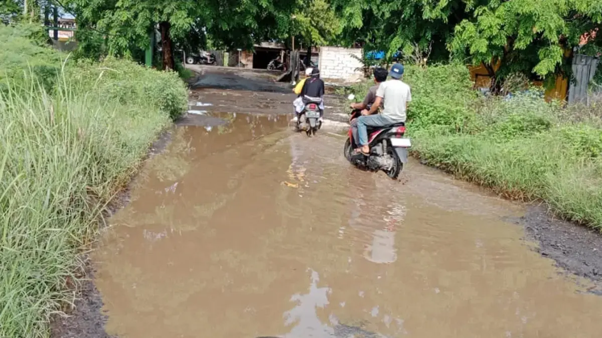 Jalan rusak menuju perumahan