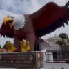 patung rajawali raksasa di desa cipaat indramayu