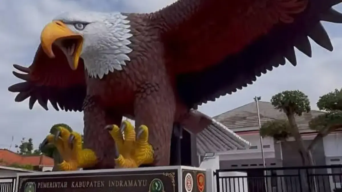 patung rajawali raksasa di desa cipaat indramayu