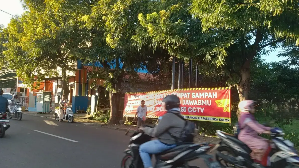 Sampah Numpuk di Trotoar Jalan Siti Armilah Majalengka