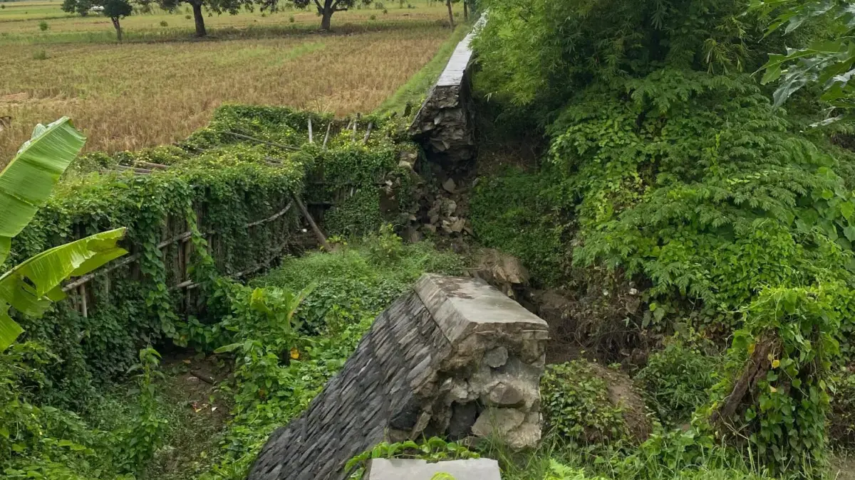 tanggul sungai cimanuk jebol