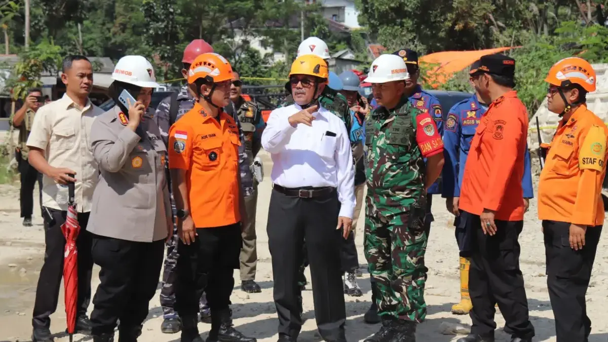 bupati cirebon tinjau lokasi longsor gunung kuda