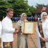 Kepala SDN Bima Kota Cirebon Eva Resna Hendawati menerima penghargaan sebagai Sekolah Adiwiyata Tingkat Provin