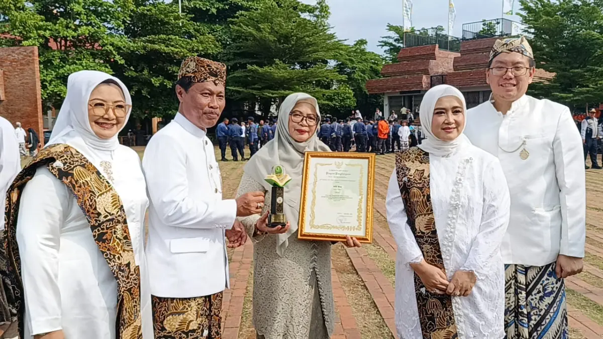Kepala SDN Bima Kota Cirebon Eva Resna Hendawati menerima penghargaan sebagai Sekolah Adiwiyata Tingkat Provin