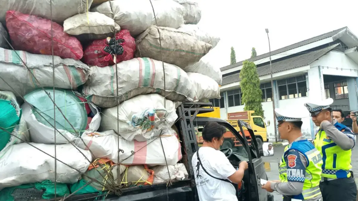 Polisi dan Dishub Sisir Kendaraan ODOL (Over Dimension and Over Loading) Kendaraan overload