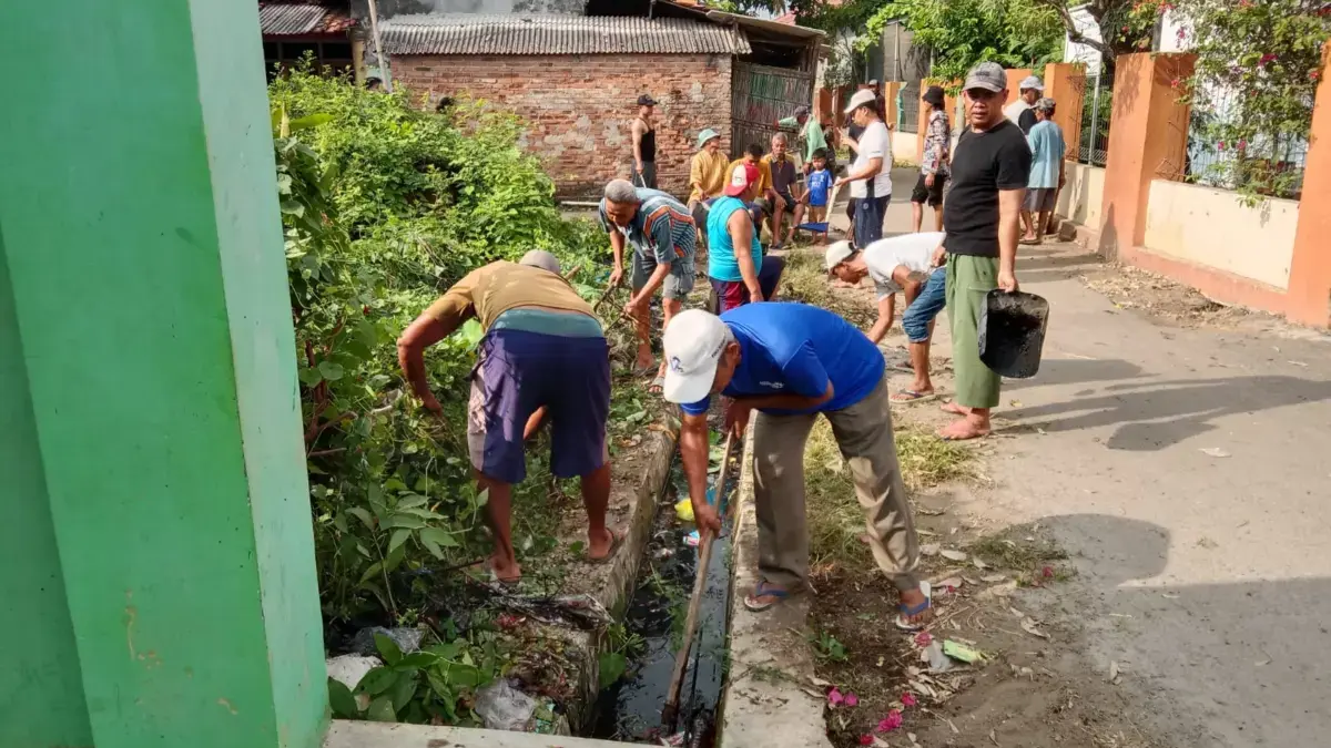 gotong royong bersihkan lingkungan