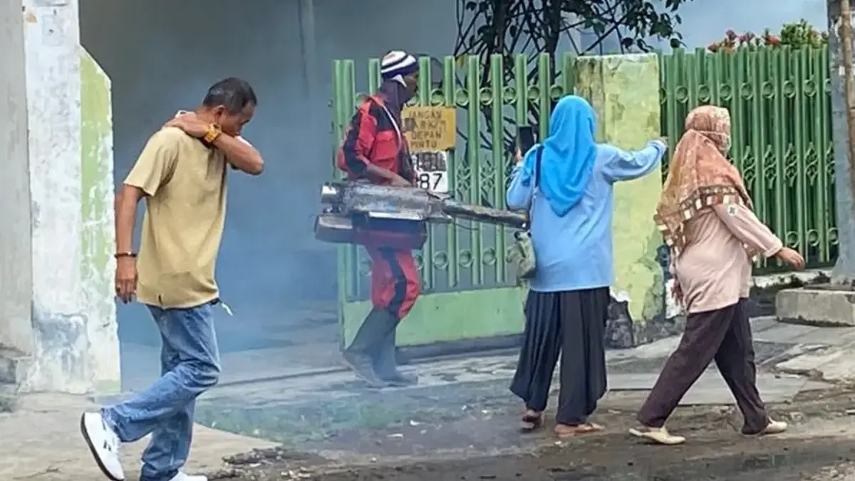 Petugas fogging