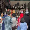 ortu di cirebon belanja sergam anak sekolah