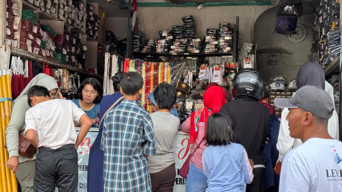 ortu di cirebon belanja sergam anak sekolah